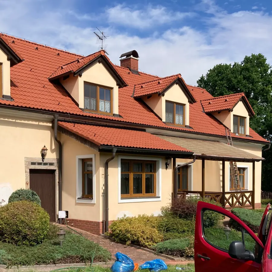 Sedlová střecha po penetraci a nátěru Classicrot — Dubec