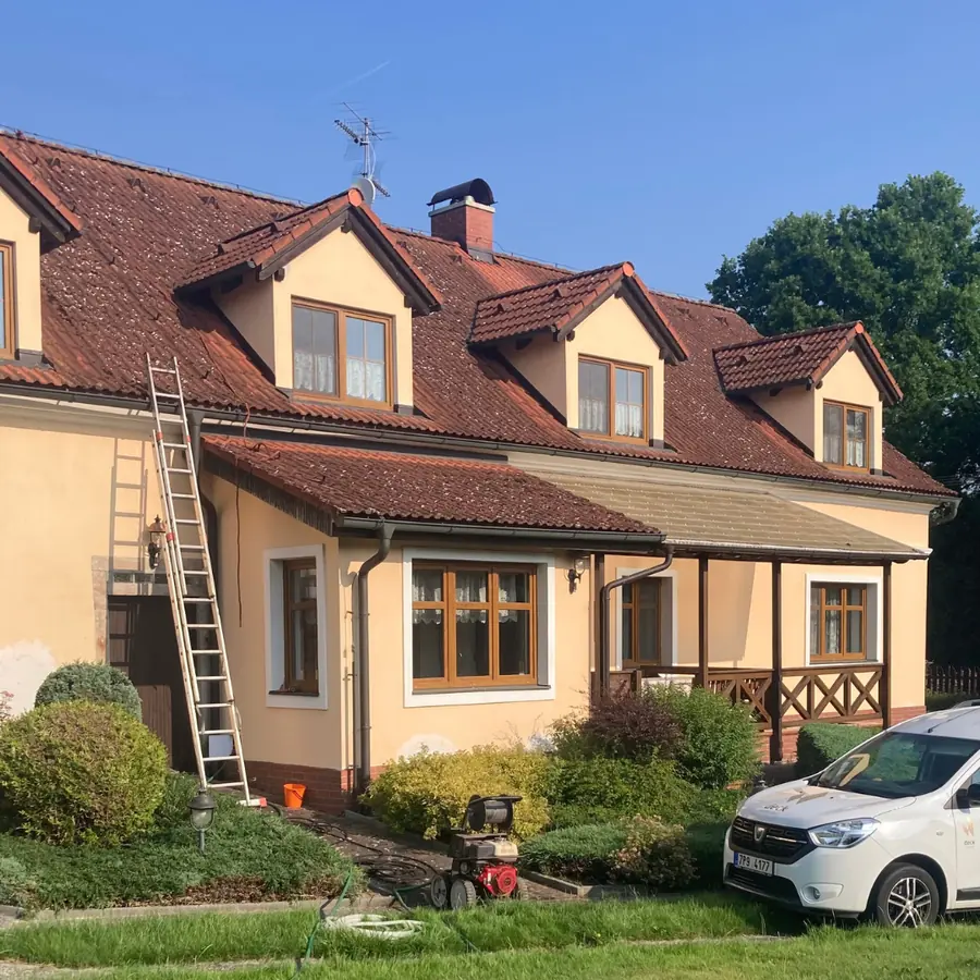 Sedlová střecha s alpskou taškou před renovací — Dubec