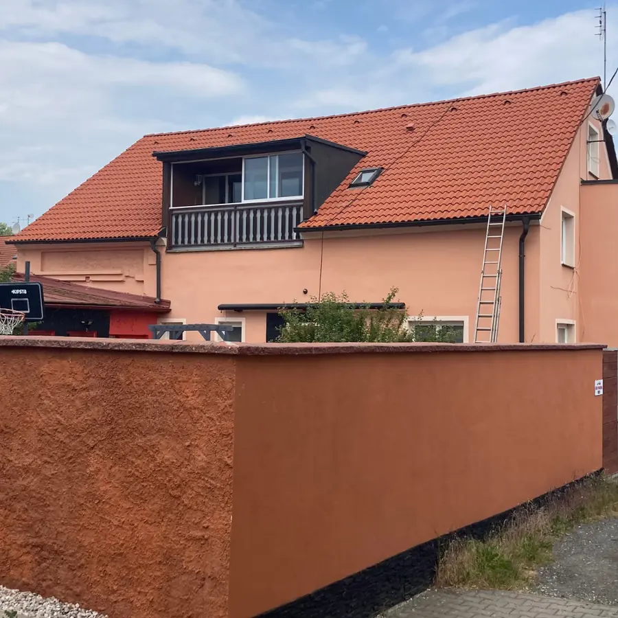 Sedlová střecha po vyčištění a impregnaci — Horšovský Týn
