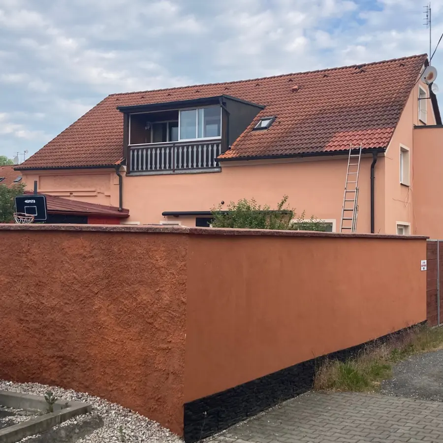 Sedlová střecha s klasickou taškou před čištěním — Horšovský Týn