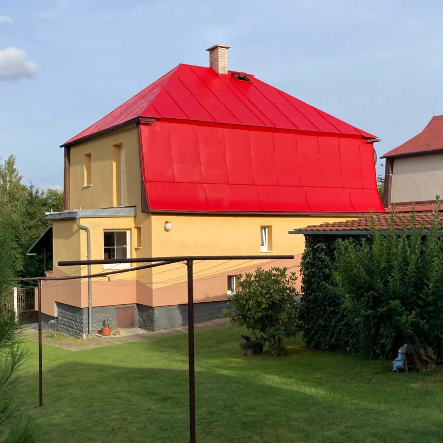 Mansardová střecha po nátěru RAL 3002 — Luby u Chebu