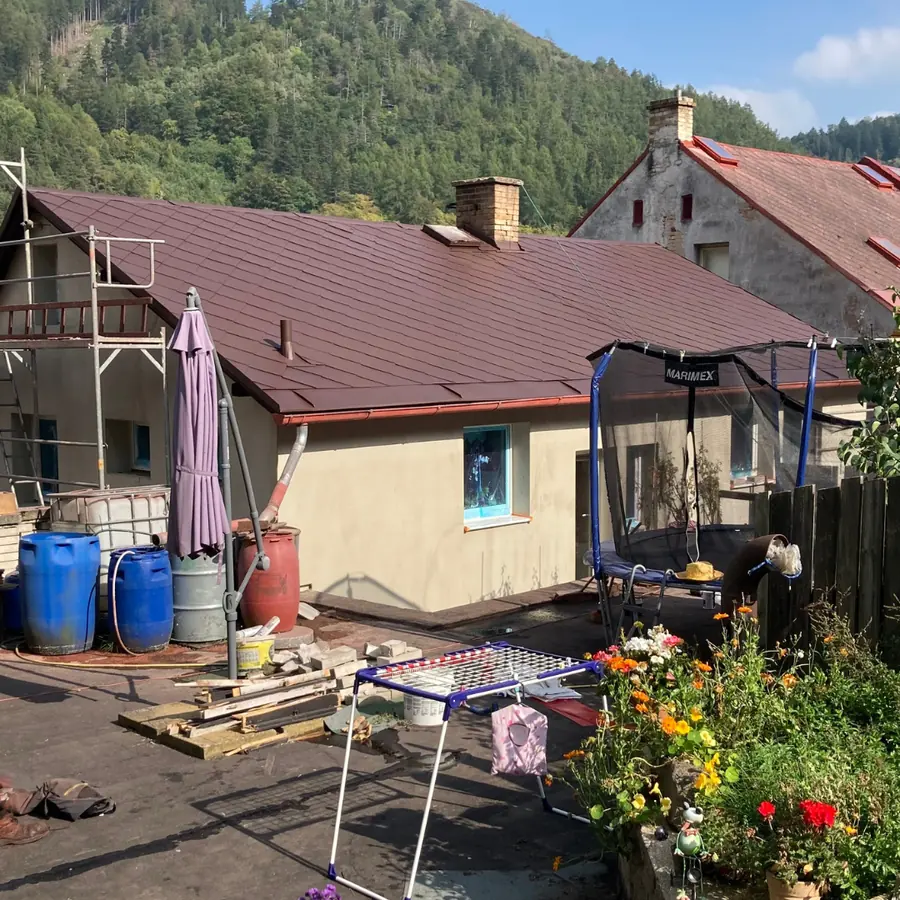 Eternitová střecha po nátěru Schokoladenbraun s ochranou proti mechu — Perštejn
