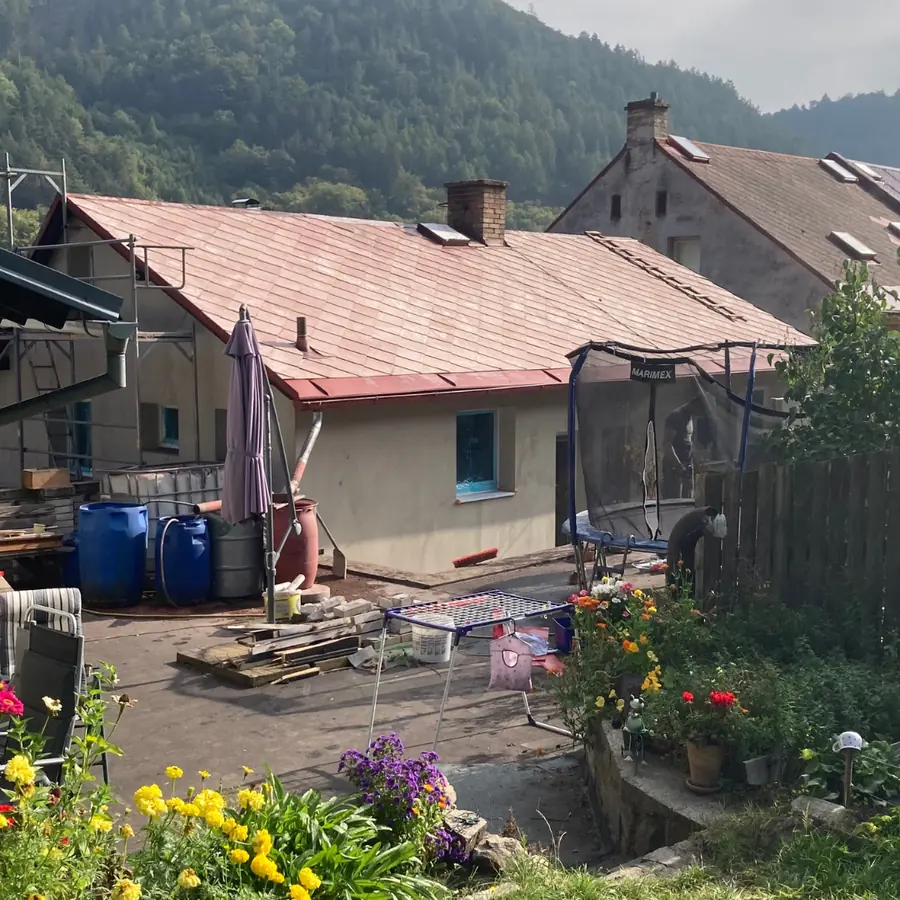 Eternitová střecha před renovací — Perštejn