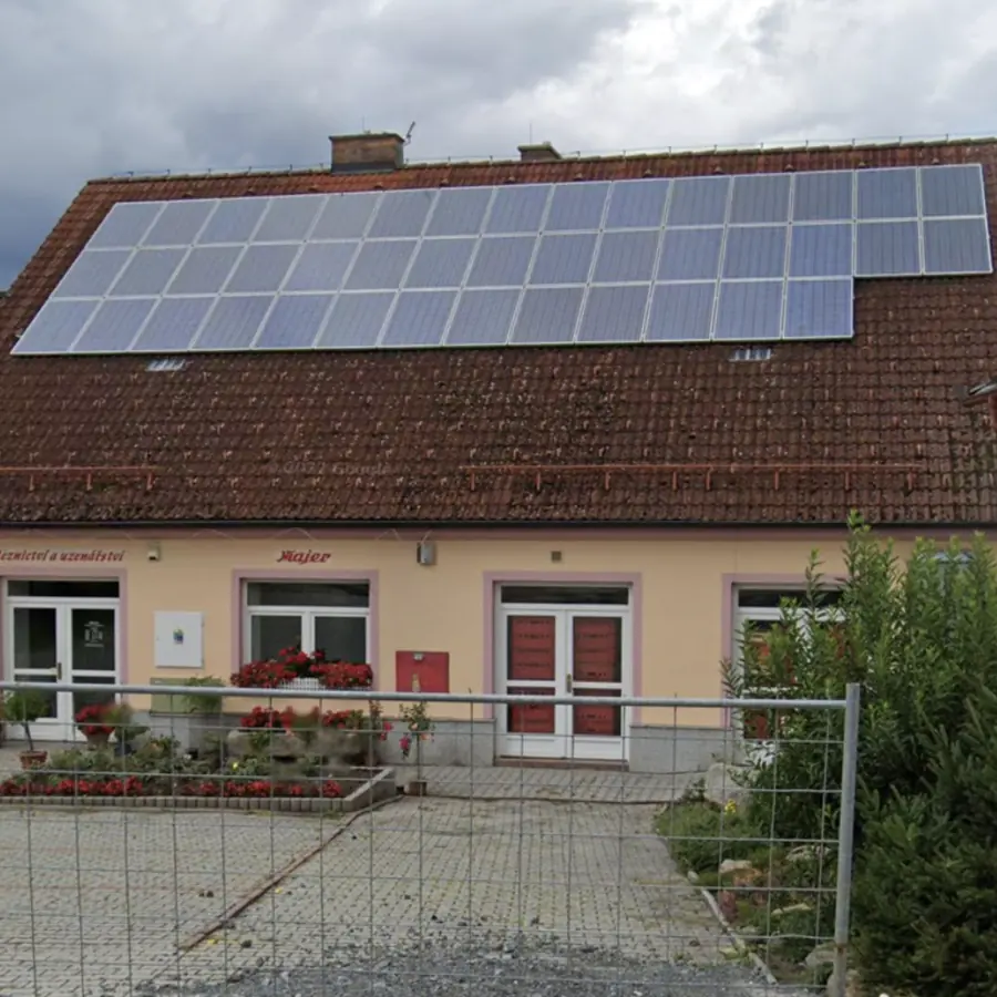Sedlová střecha s alpskou taškou před čištěním — Plánice