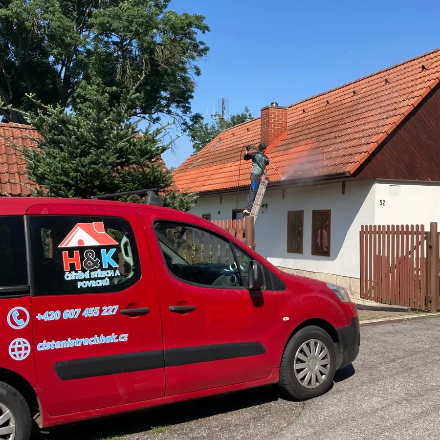Sedlová střecha s klasickou taškou před čištěním, Přepeře