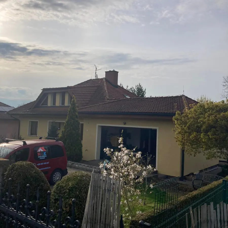 Bungalov s klasickou taškou před čištěním — Třemošná